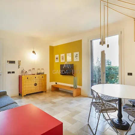Aureliano Apartment - Solarium Lake View And Pool Apartment